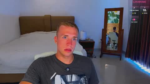 Snapshot of tommy_cumfinger chatting on 09/26/25, 03:43 Tommy online show from 09/26/25, 03:43