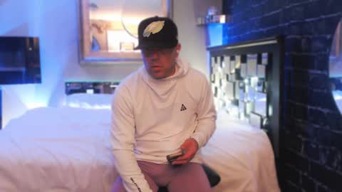 Snapshot of tommy_knuckles chatting on 10/15/25, 02:22 Tommy online show from 10/15/25, 02:22