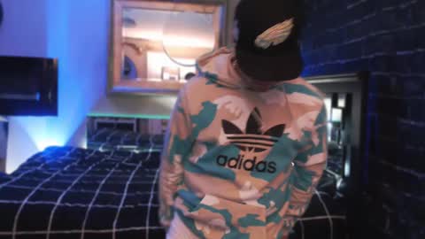 Snapshot of tommy_knuckles chatting on 10/19/25, 06:36 Tommy online show from 10/19/25, 06:36