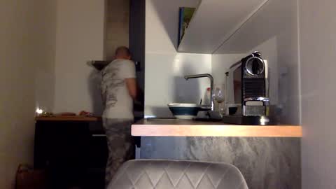 Snapshot of tommyx01 chatting on 12/22/24, 10:04 Thomas Fit online show from 12/22/24, 10:04