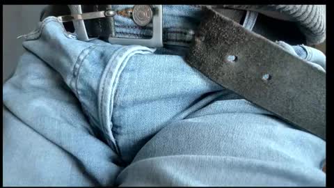 Snapshot of tomtotal chatting on 10/23/25, 03:22 Tom online show from 10/23/25, 03:22