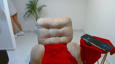 Snapshot of tomy337271 chatting on 12/04/25, 04:27 tomy337271 online show from 12/04/25, 04:27