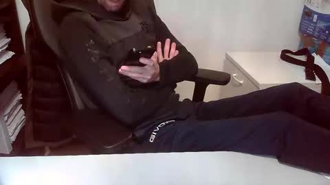 Snapshot of topg84 chatting on 11/18/25, 05:28 Topg84 online show from 11/18/25, 05:28