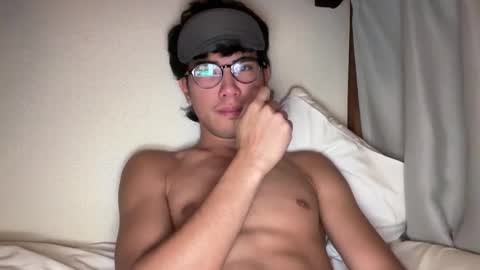 Snapshot of toshikaro0 chatting on 11/22/25, 04:06 Karo online show from 11/22/25, 04:06