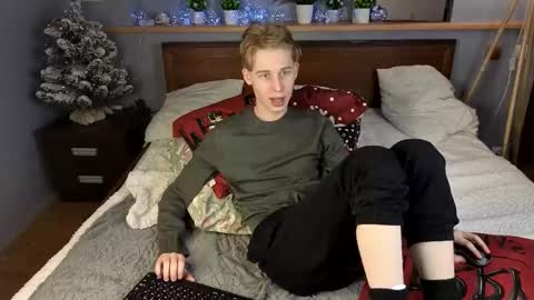 Snapshot of toxicpassion chatting on 12/20/25, 02:02 Max online show from 12/20/25, 02:02