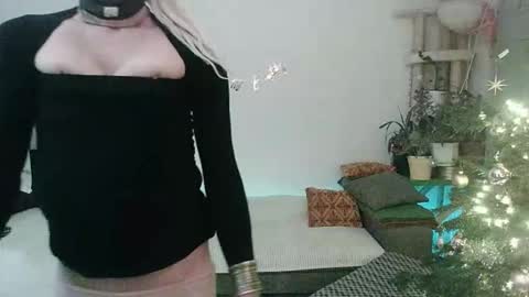 Snapshot of toyboybitchslut chatting on 12/23/25, 03:37 Patrizia online show from 12/23/25, 03:37