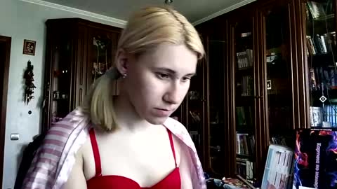 Snapshot of tranhardisty chatting on 05/16/26, 07:38 Lesly online show from 05/16/26, 07:38