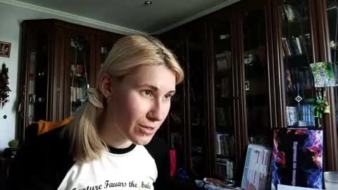 Snapshot of tranhardisty chatting on 05/23/26, 09:46 Lesly online show from 05/23/26, 09:46