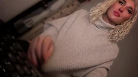 Snapshot of transnextdoor_ chatting on 11/05/25, 09:15 ALMIGHTY GODDESS VALENTINA online show from 11/05/25, 09:15