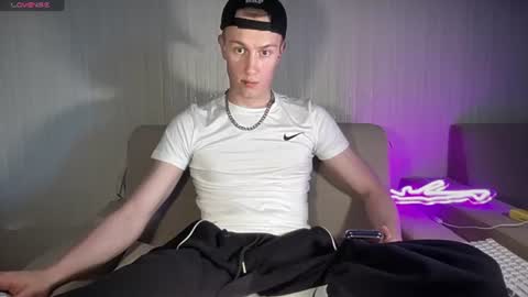 Snapshot of travis_gracile chatting on 06/19/26, 09:02 Travis online show from 06/19/26, 09:02