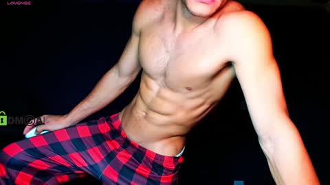 Snapshot of travisdiamonds chatting on 01/21/25, 01:29 TRAVIS. online show from 01/21/25, 01:29