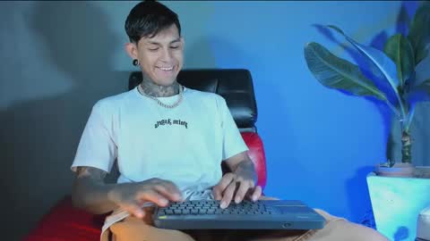 TRAV - INDEPENDENT MODEL online show from 02/23/25, 07:28