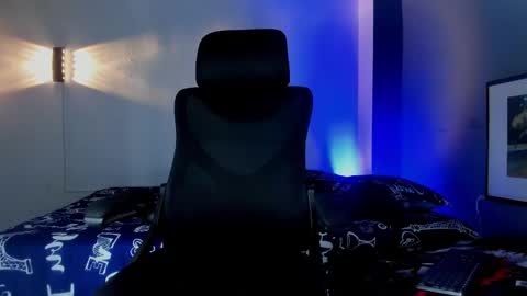 TRAV - INDEPENDENT MODEL online show from 11/12/25, 07:09