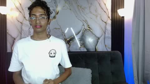 Snapshot of triiangel_latinboy chatting on 04/11/26, 01:54 Johan online show from 04/11/26, 01:54