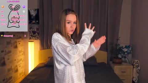 Snapshot of trinahillier chatting on 10/25/25, 07:08 Bubbles online show from 10/25/25, 07:08