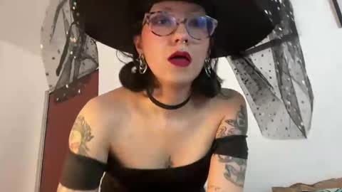 Snapshot of trinitysecrets chatting on 10/26/25, 06:03 trinitysecrets online show from 10/26/25, 06:03