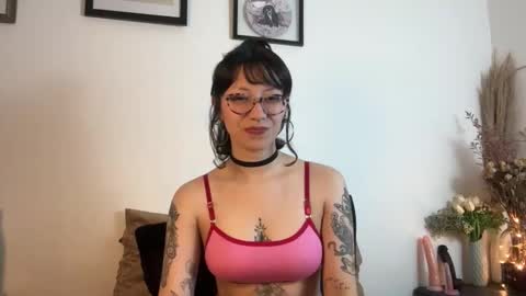 Snapshot of trinitysecrets chatting on 10/29/25, 07:04 trinitysecrets online show from 10/29/25, 07:04