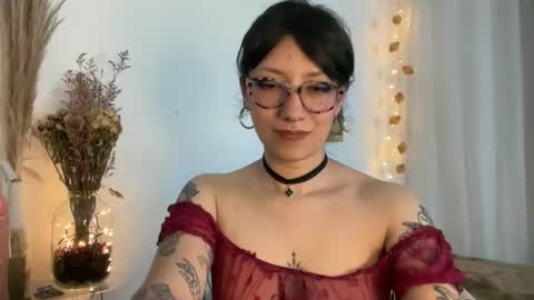 Snapshot of trinitysecrets chatting on 12/18/25, 06:47 trinitysecrets online show from 12/18/25, 06:47