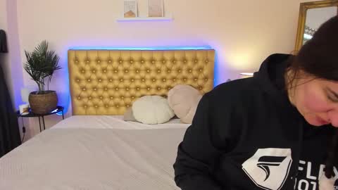 Mia online show from 02/01/26, 06:23