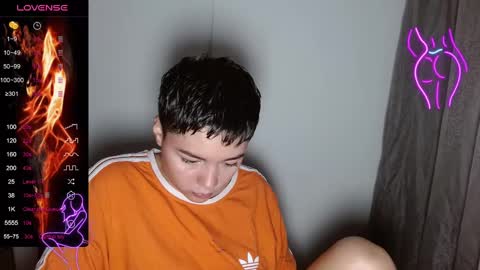 Snapshot of trixie_tangg chatting on 02/21/25, 02:39 Kitty online show from 02/21/25, 02:39