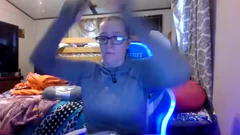 Snapshot of truckerswifetobe chatting on 12/19/24, 05:08 TruckersWifeToBe online show from 12/19/24, 05:08