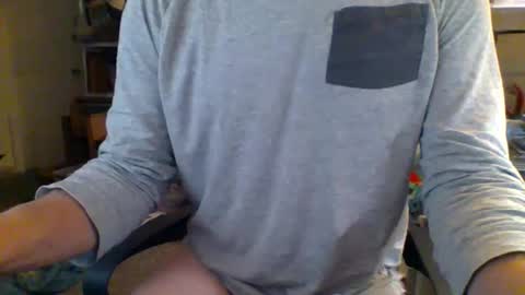 Snapshot of truk1976 chatting on 11/17/25, 03:51 truk1976 online show from 11/17/25, 03:51