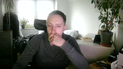 Snapshot of tw1ky9o chatting on 12/16/24, 09:14 Tobi online show from 12/16/24, 09:14