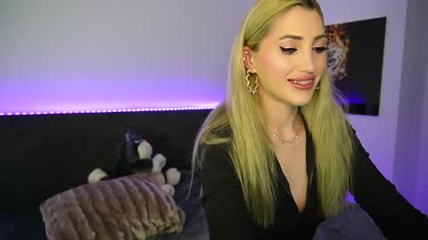 Snapshot of tweety_twist chatting on 12/24/24, 12:11 MayCarrey online show from 12/24/24, 12:11