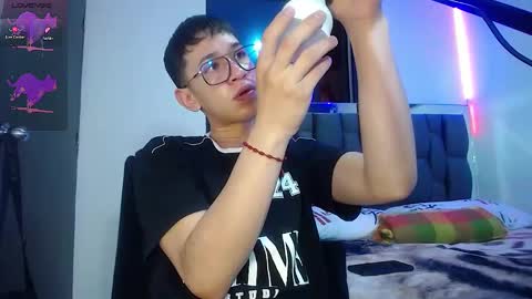 Snapshot of twink_daren chatting on 02/18/25, 04:59 Mr Daren online show from 02/18/25, 04:59