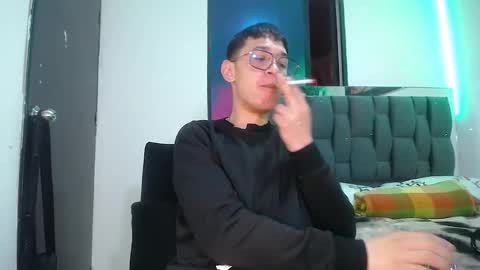 Snapshot of twink_daren chatting on 02/19/25, 05:27 Mr Daren online show from 02/19/25, 05:27