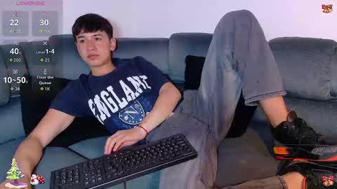 Snapshot of twink_daren chatting on 12/04/25, 07:11 Mr Daren online show from 12/04/25, 07:11