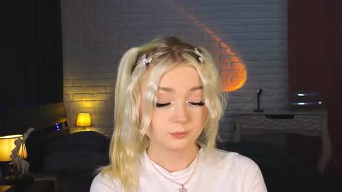 Snapshot of twinklefluff chatting on 09/10/25, 02:06 twinklefluff online show from 09/10/25, 02:06