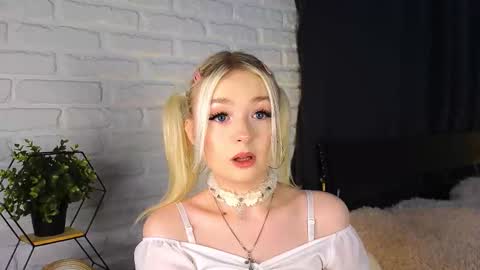 Snapshot of twinklefluff chatting on 10/01/25, 03:51 twinklefluff online show from 10/01/25, 03:51