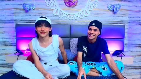 twinslovers_ online show from 09/17/25, 07:59