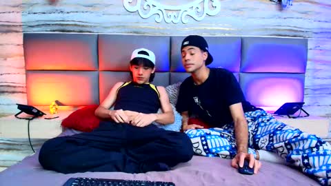 twinslovers_ online show from 09/18/25, 07:49