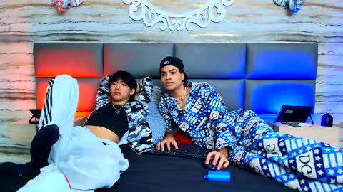 twinslovers_ online show from 09/30/25, 07:52