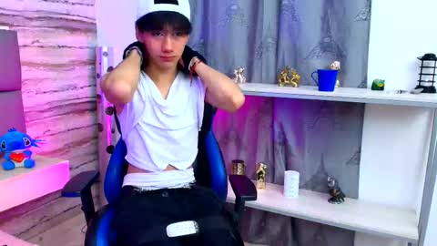 twinslovers_ online show from 10/19/25, 10:10