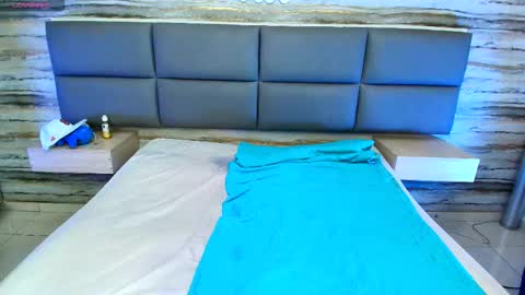 twinslovers_ online show from 10/20/25, 09:15