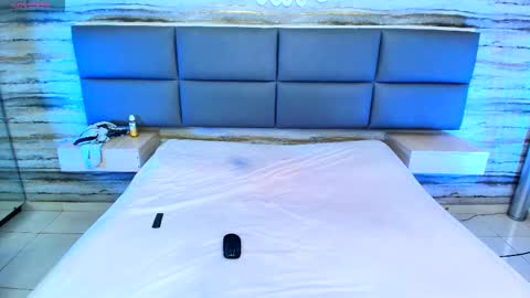 twinslovers_ online show from 10/21/25, 11:49