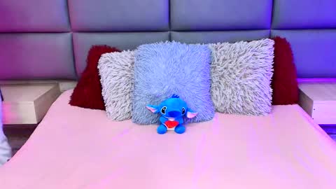 twinslovers_ online show from 10/25/25, 01:35