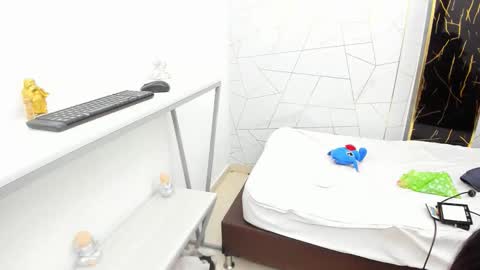 twinslovers_ online show from 11/12/25, 04:02