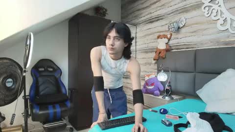 twinslovers_ online show from 05/18/26, 03:46