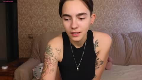 Snapshot of twobabesweet chatting on 07/25/26, 06:11 Welcome guys We Lili and Vic PVT open online show from 07/25/26, 06:11