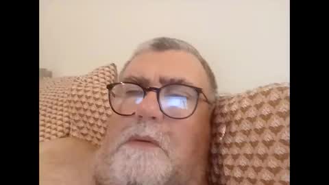 Snapshot of twohats2810 chatting on 12/19/25, 07:54 twohats2810 online show from 12/19/25, 07:54