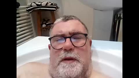 Snapshot of twohats2810 chatting on 01/15/26, 07:28 twohats2810 online show from 01/15/26, 07:28