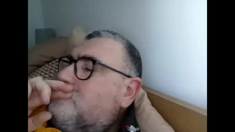 Snapshot of twohats2810 chatting on 01/17/26, 02:33 twohats2810 online show from 01/17/26, 02:33