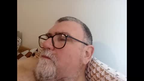 Snapshot of twohats2810 chatting on 02/14/26, 02:25 twohats2810 online show from 02/14/26, 02:25