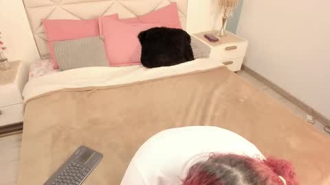 Twiggy online show from 10/14/25, 08:09