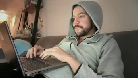 Snapshot of tyleruzi chatting on 01/22/25, 06:52 Tyleruzi online show from 01/22/25, 06:52