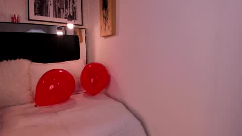 Snapshot of tylla_ chatting on 02/17/25, 03:04 online show from 02/17/25, 03:04